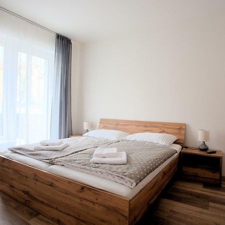 Sunny, Fully Furnished Studio Type With Terrace Пилзен Екстериор снимка