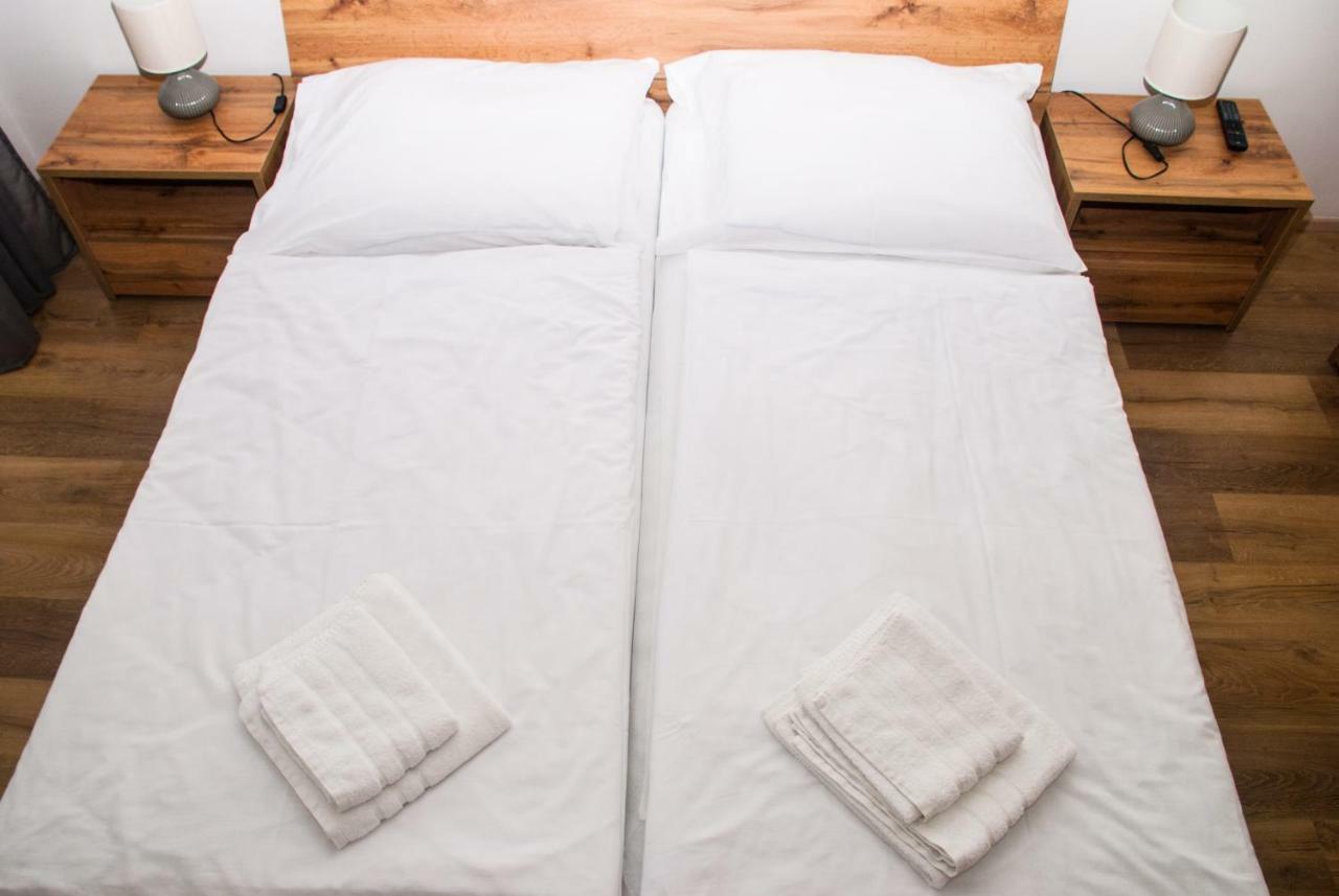 Sunny, Fully Furnished Studio Type With Terrace Пилзен Екстериор снимка